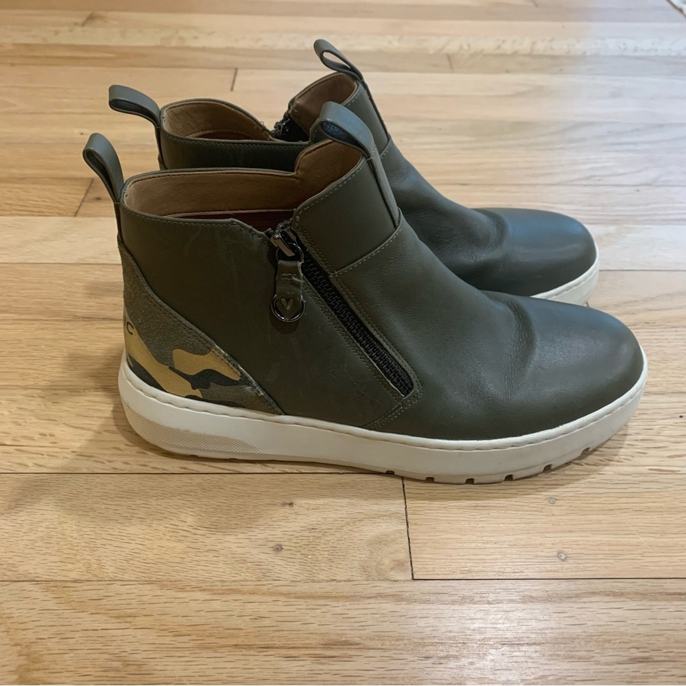 Vionic Brinkely Women's Side-Zip Boots in Olive Green Leather Camo Print Sz 8 US